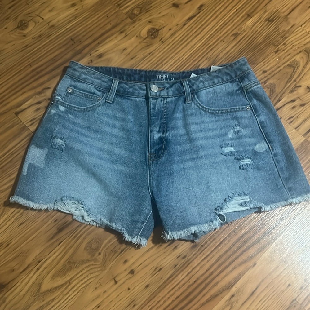 Women's Time & Tru High Rise Frayed Jean Shorts Light-Wash